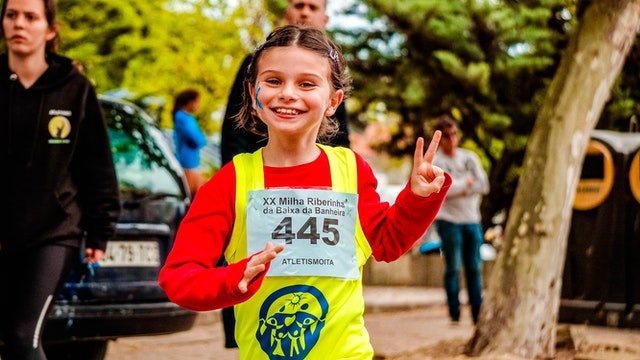 Features to look for in running shoes for kids girls 1 pexels run ffwpu 2168291